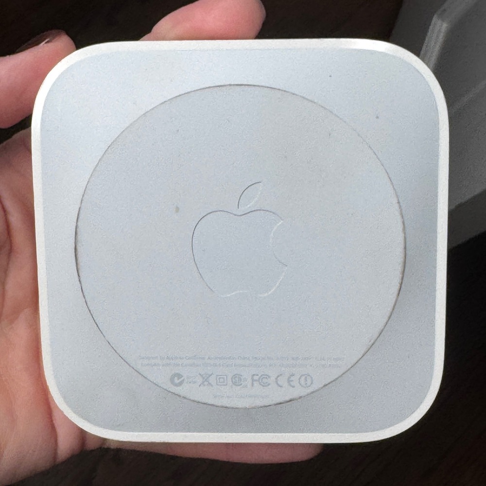 Apple AirPort Express Base Station A1392 Dual-Band 802.11n Wi-Fi White Router